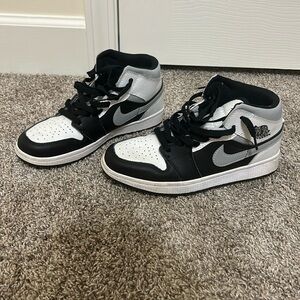 Air Jordan’s mid rise size 8